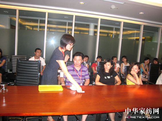 艾萊依上海舉行商務(wù)禮儀知識培訓(xùn)